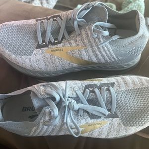 Brook’s Bedlam 2 running sneakers. Size 8.5. Never worn.